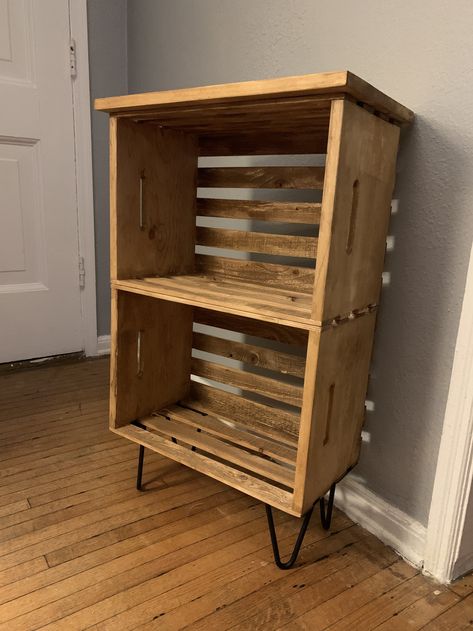 Crate Side Tables, Wooden Crate End Table Diy, Wooden Crate Shelves Bathroom, Wooden Crate Nightstand Diy, Diy Crate Table, Diy Wooden End Tables, Diy Night Stands Bed Side Table, Wooden Crate Nightstand, Ideas For Wooden Crates