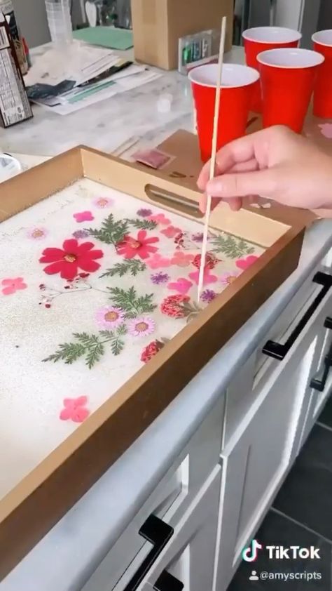 Pressed Flower Serving Tray, Pressed Flower Tray, Resin Trays Ideas, Flower Tray, Wood Resin Table, Pressed Flower Crafts, Tray Diy, Diy Resin Art, Wood Resin