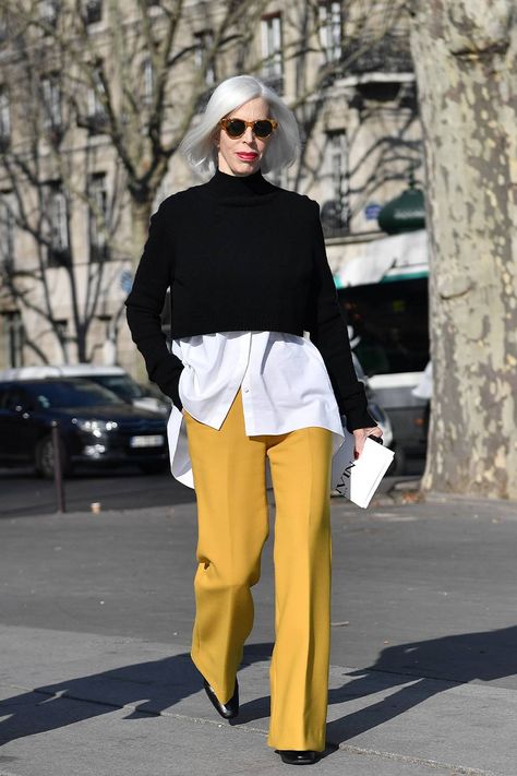 International Outfits, Mode Over 50, Funky Dresses, Dramatic Classic, Yellow Pants, Helen Mirren, Older Fashion, Fashion Blogger Style, Looks Street Style