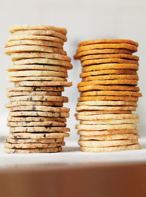 Parmesan Crackers, Savoury Crackers, Savoury Biscuits, Homemade Crackers, Savoury Baking, Cracker Recipes, Crumpets, Parmigiano Reggiano, Cheese Crackers