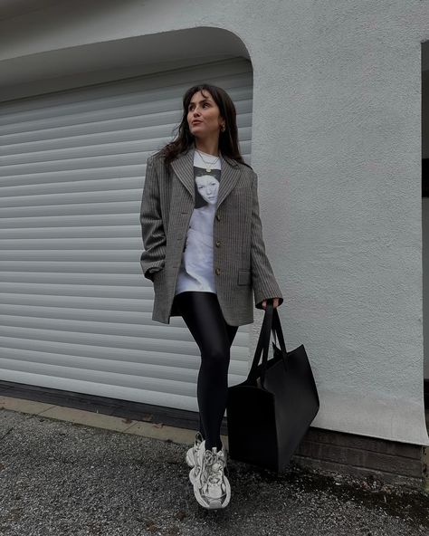 Balenciaga 3xl Outfit, Blazer And Leggings Outfit, Leggings Calzedonia, White Casual Outfit, Balenciaga Sneakers Outfit, Oversize Blazer Outfit, Yay Or Nay, Zara Blazer, Style Spring