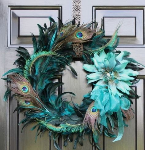 Wreath Peacock, Peacock Feather Wreath, Couronne Diy, Peacock Wreath, Teal Christmas, Peacock Christmas, Decoration Vitrine, Feather Wreath, Peacock Theme