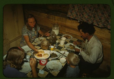 Dust Bowl, Family Eating, Marie Curie, American Life, Vintage Interiors, Colour Photograph, Vintage Magazine, Library Of Congress, Steve Jobs