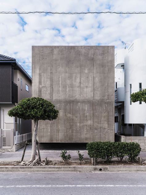 studio cochi architects' house in nishizaki is a windowless concrete block Traditional Japanese Home, Modern Miami, Concrete Houses, Concrete Facade, Concrete Home, Concrete Building, Concrete Steps, Exposed Concrete, Concrete House