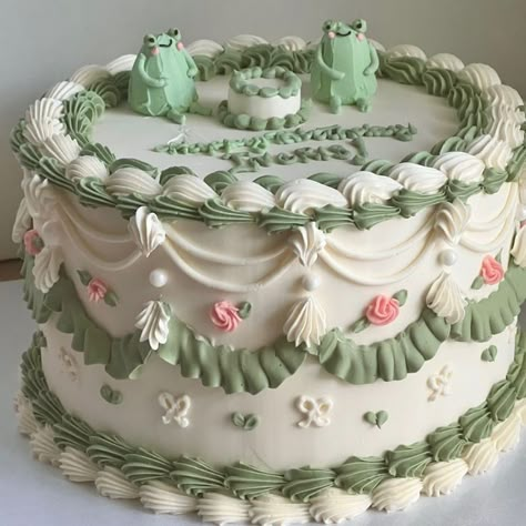 Aesthetic Simple Cake, Simple Cake Decoration, Cakes Aesthetic, Bolo Vintage, Vintage Birthday Cakes, Easy Cakes, Aesthetic Cake, Buttercream Flower Cake, Cake Recipes Easy