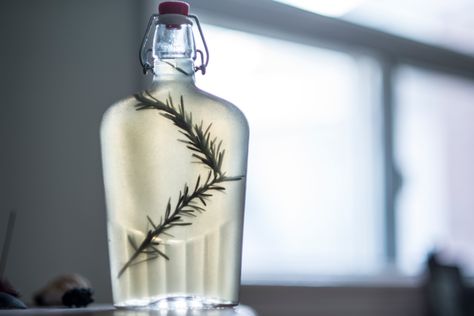 DIY Honey Rosemary Hair Rinse - AHAA Living Diy Hair Rinse, Rosemary Hair Rinse, Hair Rinse Diy, Sage Hair, Maple Syrup Bottles, Diy Honey, Rosemary Hair, Honey Diy, Syrup Bottle