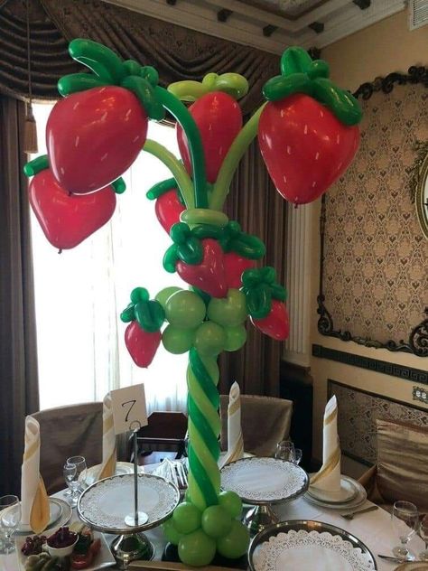 Strawberry Parade Float Ideas, Strawberry Balloon Centerpiece, Strawberry Shortcake Decorations Party Ideas, Strawberry Table Centerpiece, Strawberry Shortcake Bday Theme, Strawberry Themed Centerpieces, Strawberry Balloon Garland, Strawberry Decorations Party, Strawberry Shortcake Decor