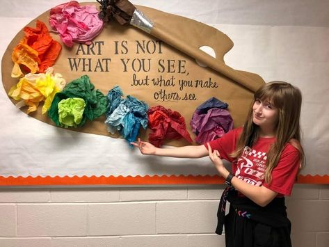 Art Display For Classroom, Back To School Art Bulletin Board Ideas, Art Classroom Setup Elementary, Elementary Art Bulletin Boards, Art Classroom Bulletin Board Ideas, Arts Bulletin Board Ideas, Elementary Art Rooms Decoration, Art Room Bulletin Boards, Art Teacher Bulletin Board Ideas