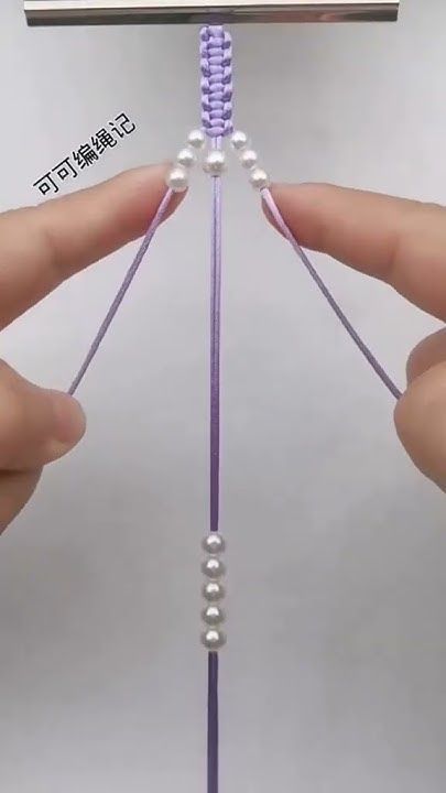 Instructions for tying a beautiful flower shaped bracelet #craft #diycraft #diyideas Hand Craft Bracelet, Diy Bead Patterns, Homemade Bracelets With Beads Ideas, Diy Crafts Jewelry Bracelets, Flower Friendship Bracelet Patterns, Bead Bracelets Ideas, Ideas Para Hacer Pulseras, Bracelets Diy Beads, Flower Bracelet Tutorial