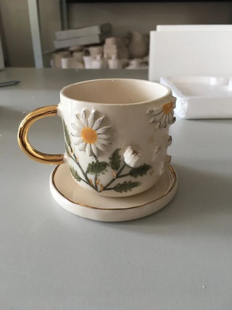 Mug Design Ceramic, Clay Mugs Diy, Clay Mug Designs, Clay Cup Ideas, Ceramic Mug Flowers, Flower Ceramic Mugs, Daisy Pottery Mug, Cute Ceramic Mugs Flower, Aesthetic Mugs