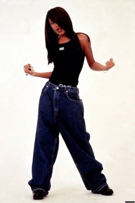 Aaliyah Aaliyah Style 00s, Aaliyah Black Outfit, Aaliyah Outfits 2000s, Aaliyah Style 90s Outfits, Aaliyah Style 90s, 2000 Makeup, 90s Outfit Party Hip Hop, Aaliyah Outfits, 90s Outfits Party