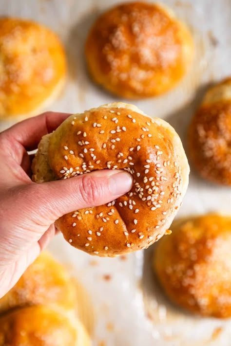 Soft and fluffy homemade gluten-free hamburger buns that come together in less than an hour! You'll never want store-bought again! Gluten Free Homemade Bread, Gluten Free Potato Buns, Gluten Free Buns Recipe, Gluten Free Sticky Buns, Gluten Free Sourdough Buns, Work Food Ideas, Gluten Free Hamburger Buns Easy, Gluten Free Honey Buns, Gf Burger Buns