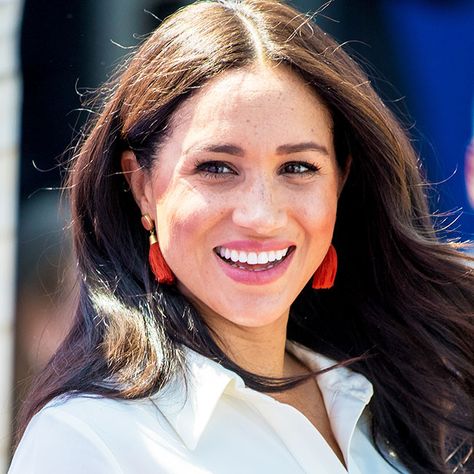 Your Jaw Will Drop When You See The Racy Dress Meghan Markle Just Wore On The Red Carpet—The Queen Would NOT Approve! | SHEfinds Meghan Markle Nose Job, Meghan Markle Natural Hair, Cornbread Chicken, Belly Clothes, Carolina Herrera Gown, Meghan Markle Photos, Family Gossip, Costco Shopping, Dramatic Dresses