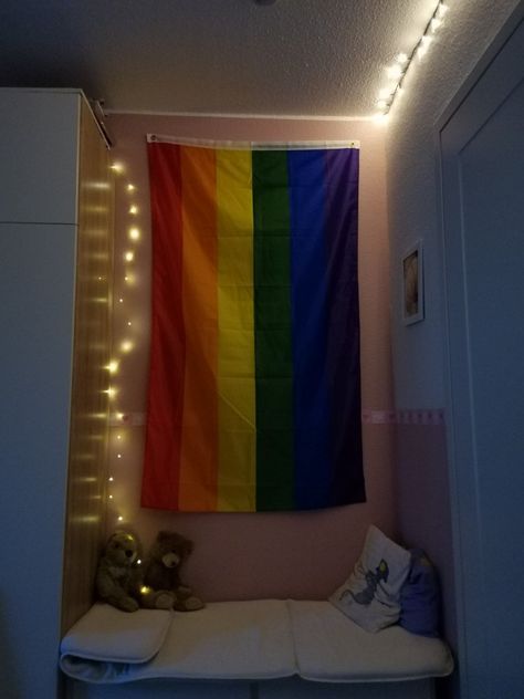 Pride Bedroom, Pride Flag Bedroom, Lgbtq Room Ideas, Flag Room Decor, Flag On Wall, Gay Room, Lana Del Rey Art, Rainbow Room, Flag Wall