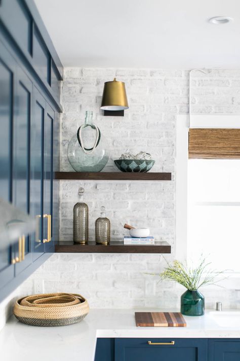 White Brick Kitchen, Kitchen Brick Wall, White Brick Backsplash, Kitchen Brick, Brick Wall Kitchen, Brick Wall Ideas, L Kitchen, Brick Backsplash Kitchen, Painted Brick Walls