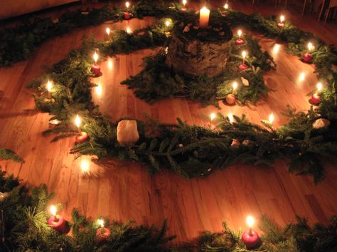 Garden Party Winter, Labyrinth Meditation, Labyrinth Ideas, Advent Spiral, Waldorf Learning, Winter Solstice Party, Waldorf Kindergarten, Yule Celebration, Poetry Blog