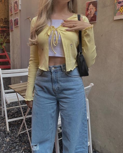 Feminine Outfits Jeans, Muebles Aesthetic, Tita Outfit, Outfit Repeater, Desi Fashion Casual, Casual College Outfits, Yellow Outfit, Look Of The Day, Casual Day Outfits