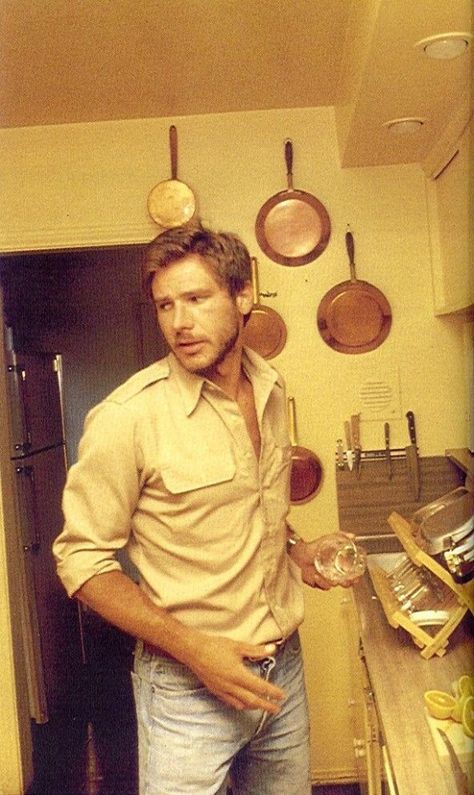 Here's young Harrison Ford in a kitchen in the late 70s. Melissa Mathison, Movie References, Sneaky Link, Film Cult, Model Tips, Wow Photo, Jason Segel, Janet Leigh, Brand Aesthetic