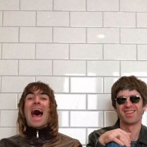 Oasis Chile on Instagram: "📸Repost from: @belter_tunes94 #oasis #liamgallagher #noelgallagher #standingontheshoulderofgiants #heathenchemistry #90srock #manchester #oasisfans #2000smusic #whatsthestorymorningglory #gallagherbrothers #90smusic" Oasis Photoshoot, Oasis Cd, Oasis Logo, Oasis Album, Oasis Live, Brit Pop, 2000s Music, Liam And Noel, Noel Gallagher