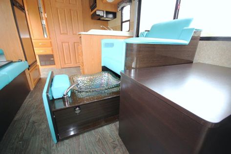 Mobile Nail Salon Trailer Nail Salon, Rv Nail Salon, Mobile Nail Salon Truck Ideas, Tiny Nail Salon, Mobile Nail Salon Rv, Nail Salon On Wheels, Mobile Nail Salon Truck, Mobile Hair Salon Van Modern, Nail Technician Room