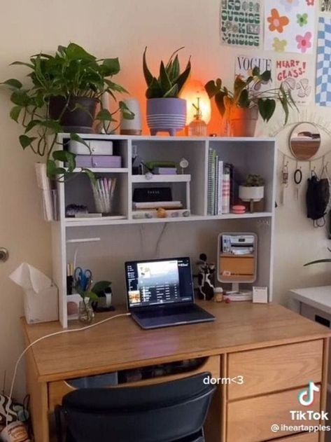 Dorm Room Pc Setup, Organized Desk Ideas, Dorm Room Desk Setup Ideas, Dorm Room Inspiration Minimalist, Cozy Dorm Ideas, Dorm Desk Inspiration, College Dorm Desk Setup, Dorm Room Desk Organization, Dorm Room Ideas Desk