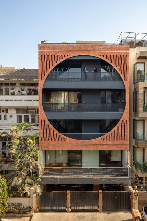 A Testament to Modern Indian Architecture Through the Safdarjung Residence | Amit Khanna Design Associates - The Architects Diary Indian Architecture, Casa Feng Shui, Parrilla Exterior, Building Elevation, Brick Architecture, Bungalow Design, Exposed Brick Walls, Brick Facade, Design Exterior