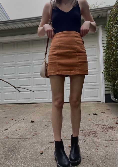 Black Tank Top And Skirt Outfit, Brown Tank Top Outfit Fall, Brown Courdory Skirt Outfit Fall, Brown Courdory Skirt Outfits, Brown Tank Top For Fall, Black Cordurouy Overall Skirt, Corduroy Skirt Outfit, Promo Girls, Brown Jeans