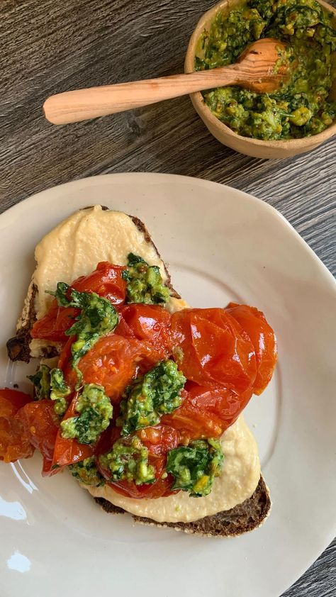 apinchofderya on Instagram: •hummus •tomato •pesto •toast After I saw @sweatspace ‘s burst tomatoes hummus toast, I was craving it but I couldn’t find riped avocado… Cherry Tomato Toast, Pesto Toast, Burst Tomatoes, Hummus Toast, Tomato Toast, Tomato Pesto, Cherry Tomato, Food Inspo, Cherry Tomatoes