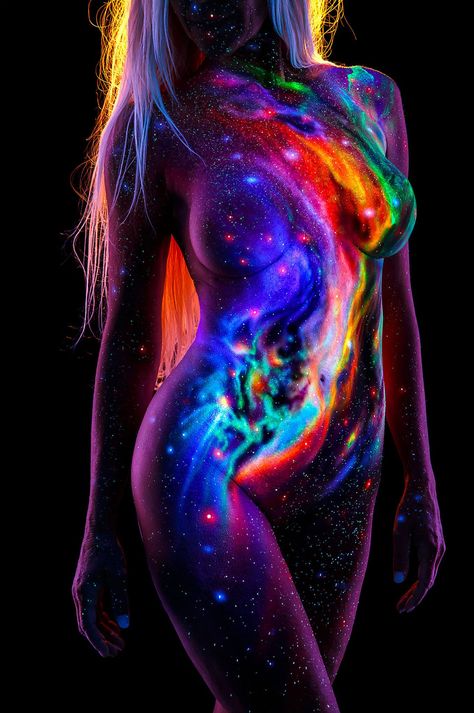 Mesmerizing UV Body Paintings by John Poppleton | Daily design inspiration for creatives | Inspiration Grid Body Art Photography, Space Painting, Art Halloween, Wallpaper Vintage, Graphic Design Print, Gustav Klimt, Light Painting, Art Paint, Makeup Products