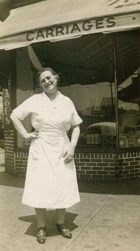 Mrs. Stahl on the corner of Brighton Beach and Coney Island Avenues, near her shop, circa 1940s. Knish Recipe New York, Potato Knishes, Knish Recipe, Italian Calzone, Chocolate Crackle Cookies, Crackle Cookies, Chocolate Crackles, Matzoh Ball, Who Asked