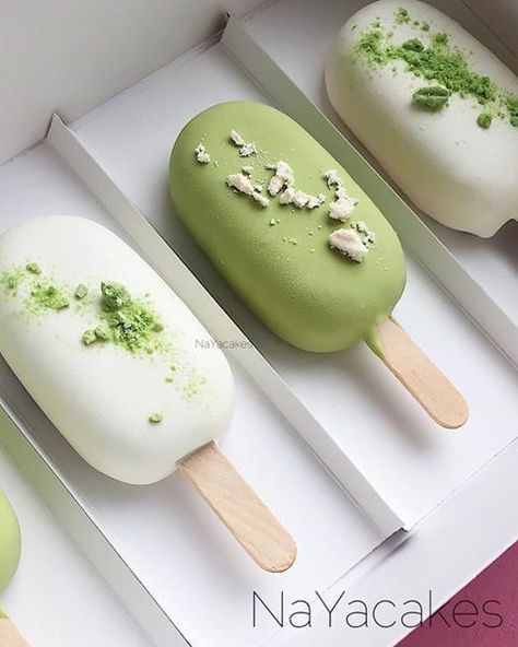 Pistachio Cakesicles, Popsicles Cake, Ice Cream Cake Pops, Fancy Donuts, Cake Pop Designs, Frozen Dessert Recipe, Chocolate Covered Treats, Fancy Desserts, Just Cakes