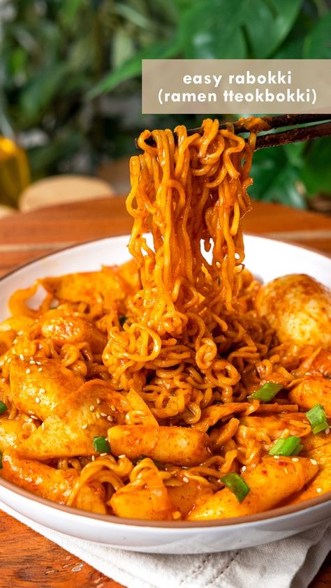 Rabokki (Tteokbokki with Ramen) Cheesy Korean Noodles, Rice Cake Noodle Recipes, Cake Noodle Recipe, Rabokki Recipe, Noodle Sauce Recipe, Spicy Korean Noodles, Tteokbokki Recipe, Easy Ramen, Rice Cake Recipes