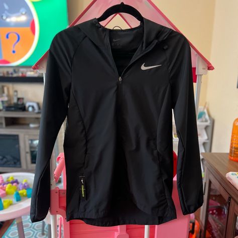 Women’s Nike Xs Running Jacket Black New With Tags Zippered Pockets Lightweight - 100% Polyester Hooded Water Repellent Reflective Swoosh Nike Jacket Women, Black Nike Jacket, Red Fleece Jacket, Preppy Jacket, Nike Running Jacket, Nike Half Zip, Nike Windbreaker Jacket, Athletic Clothes, Gyaru Fashion