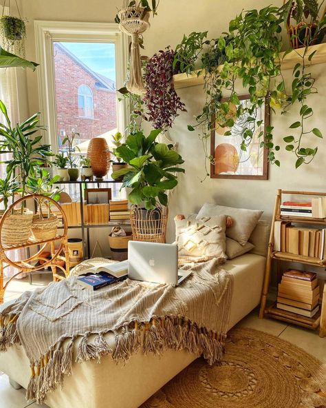 Lots Of Plants, Modern Room Decor, Interiors Dream, Deco Boheme, Cozy Room Decor, Bedroom Layouts, Small Room Bedroom, Cozy Room, Aesthetic Room