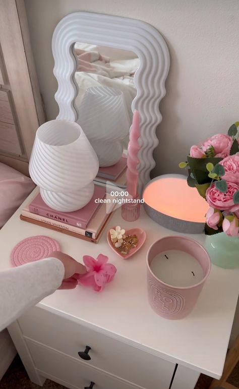 Girly Room Decor Aesthetic, Girly Apartment Ideas Bedroom, Dresser Decor Aesthetic, Light Pink Room Decor, Room Inspo Pink, Regal Aesthetic, Clean Room Aesthetic, White Room Decor, Deco Rose