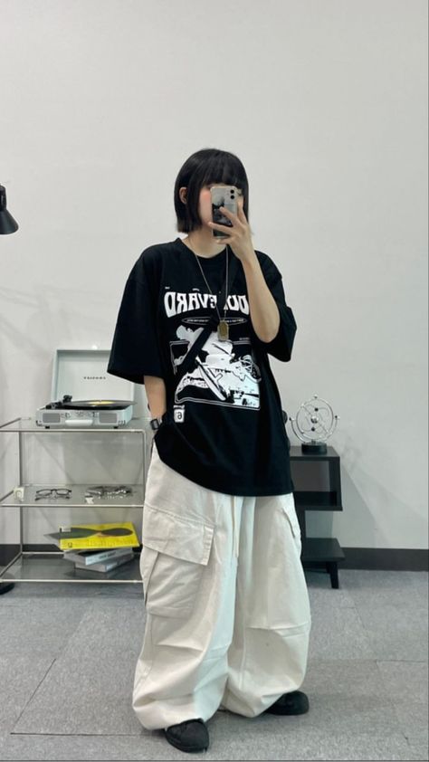 y2k, outfit, aesthetics, outfit inspiration, fashion Baggy Clothes Fashion Women, Trending Baggy Outfits, Outfit Inspo Baggy Shirt, Oversize Japanese Fashion, Baggy Pants And Baggy Shirt, Baggy Clothes Outfit Aesthetic Korean, Oversized Style Aesthetic, Baggy Clothes Outfit Tomboy, Cute Baggy Clothes Style