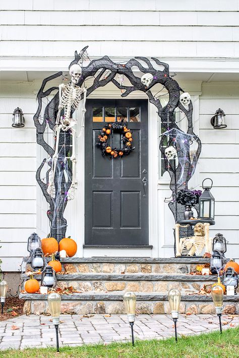 Jenna of Jenna Kate at Home has always loved celebrating Halloween. For this year’s Halloween and Harvest Style Challenge, she went all out with a front porch setup that’s especially spooky at night! A Spooky Halloween Front Porch! #jennakateathome #homedepot #halloweenchallenge #harveststyle Simple Outdoor Halloween Decor, Halloween Arch, Home Depot Halloween, Halloween Front Door Decorations, Halloween Decorations To Make, Halloween Front Doors, Halloween Front Porch Decor, Halloween Porch Decorations, Halloween Front Porch