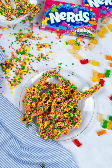 These copycat Nerds Ropes are so fun and easy to make! We'll walk you through how to make copycat Nerds Rope Candy below, but the good news is all you need is a few boxes of Nerds and some gummy bears! Nerds Candy Recipe, Nerd Gummy Clusters Diy, Christmas Nerds Gummy Clusters, Nerds Gummy Clusters Diy, Nerds Clusters, Nerds Rope, Nerds Candy, Gummies Recipe, Candy Recipes Homemade