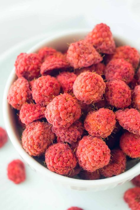 These DIY Oven Dried Raspberries are perfect for baking, granola, trail-mixes, and cereals. Grind them up into a powder to use when you want real raspberry flavor and color but not the liquid - think raspberry frosting! But the best reason to make these DIY Oven Dried Raspberries is White Chocolate Raspberry Cookies! Diy Oven, Raspberry Granola, Raspberry Cheesecake Cookies, Neuer Wallpaper, Diy Foods, Raspberry Frosting, Raspberry Crumble, Raspberry Leaf Tea, Vegan White Chocolate