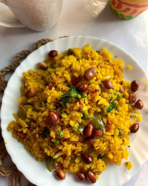 Vegetable Poha✨ One of most popular healthy Indian breakfast dish made with flattened rice known as poha😋 . . . Keep follow @myexperiencediaries for more videos🙌🏻 #poha #lunchtime #thali #indianfood #northindianfood #desikhana #simplefood #gharkakhana #homecookedmeal #roti #narathac Jnv Life, Indian Breakfast Ideas, Healthy Indian Breakfast, Healthy Indian Recipes, Catering Ideas Food, Food Aesthetics, Tastemade Recipes, Homecooked Meals, Catering Ideas