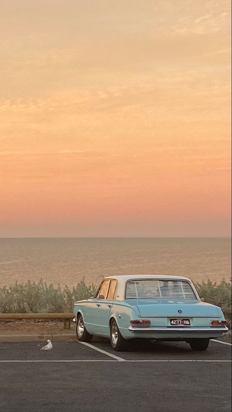 Retro Nature Aesthetic, Retro Cars Aesthetic, Retro Car Aesthetic, Aesthetics Of Loneliness, Vintage Car Wallpaper, Retro Scenery, Amazing Nature Photos, Automotive Photography, Old Car