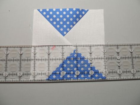 Making FLYING GEESE using the ELENOR BURNS method – Nonnie's Quilting Dreams Quilting Flying Geese, Quilting Shortcuts, Strip Quilting, Geese Quilt, Quilt Techniques, Quilting Math, Charm Pack Quilts, Flying Geese Quilt, Nancy Zieman