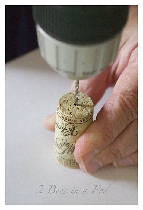 Make Beautiful Bottle Stoppers From Wine Corks and Drawer Pulls - We promise that with minimum effort and just a couple of tools you can make one for yourself! Wine Cork Jewelry, Bottle Projects, Wine Crafts, Wine Cork Projects, Wine Cork Diy, Garden Diy Ideas, Wine Cork Art, Cork Jewelry, Cork Ornaments