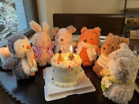 📌 August 17, 2024       @ColleSemplice Tea Party With Stuffed Animals, Jellycat Aesthetic, Jelly Cat, Jellycat Stuffed Animals, August 17, Cute Stuffed Animals, Cute Little Things, Cute Plush, Soft Toy