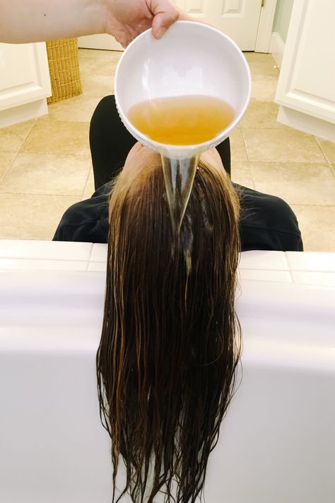 Photo by Kiel Hollo This Beer and Vinegar Rinse Will Naturally Strengthen Your Hair Beer Hair Rinse, Shampoo Alternative, Beer For Hair, Vinegar Rinse, Homemade Shampoo, Diy Shampoo, Hair Color Shampoo, Herbal Hair, Diy Hair Mask