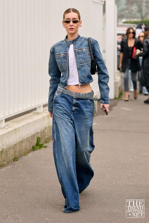 Street Fashion Trends 2023, All Denim Street Style, Street Jeans Outfit, Cool Denim Jacket Outfit, Denim Jacket Denim Jeans Outfit, Milan Fashion Week Street Style Fall 2022-2023, Denim On Denim 2023, Street Fashion 2023 Trends Women, Styling Jeans Jacket