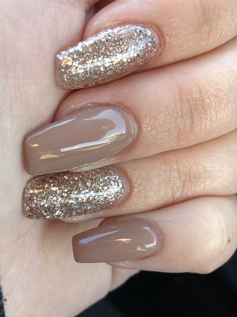 Tan and gold acrylic nails. Beige And Gold Acrylic Nails, Tan And Gold Nail Designs, Tan And Glitter Nails, Nails To Match Beige Dress, Light Gold Nails Acrylic, Glitter Beige Nails, Fall Nails With Gold Glitter, Champagne Gold Nails Sparkle, Fall Nails Gold Accent