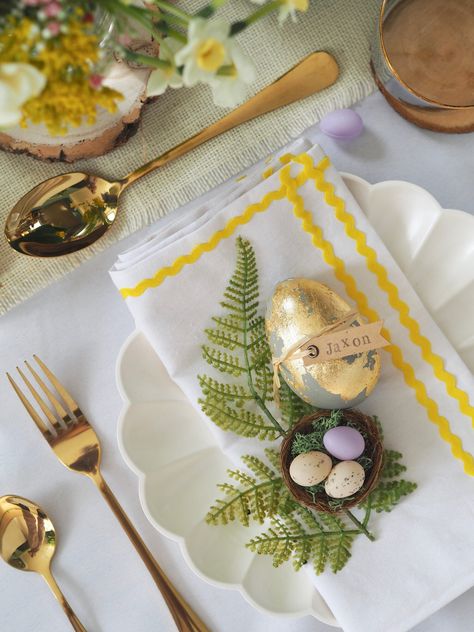 Easter Table Setting Ideas And Decorations — MELANIE LISSACK INTERIORS Easter Table Setting Ideas, Easter Table Setting, Easter Dinner Table, Easter Tops, Easter Door Wreaths, Decorative Eggs, Easter Lunch, Table Setting Ideas, Easter Table Settings