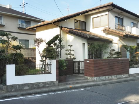 Japanese Home Design Modern Exterior, Modern Japanese Townhouse, House Exterior Japanese, Houses In Japan Modern, Korean Minimalist House Exterior, Japan Home Exterior, Japan Exterior Design, Aesthetic Japanese House Exterior, Japan Modern House Exterior