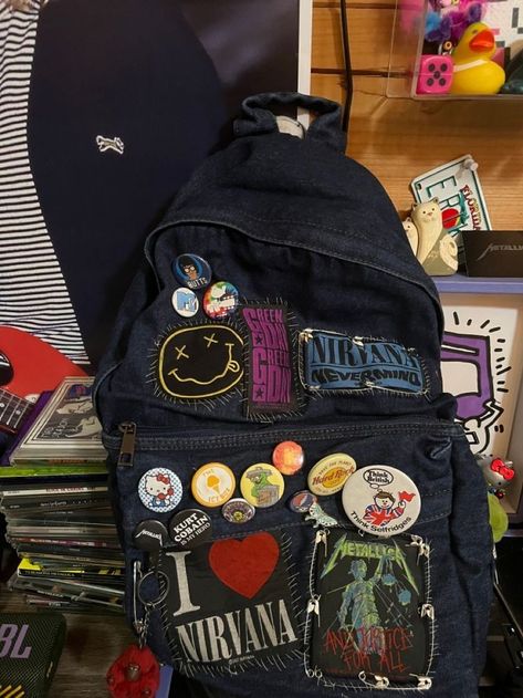 Backpack With Patches And Pins Grunge, Grunge Backpack, Alt Style Outfit, Black Jansport Backpacks, Backpack With Pins, Black Jansport, Converse Accessories, Funky Backpacks, Backpack Designs